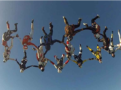 Διακόσιοι είκοσι δύο αλεξιπτωτιστές σε ταυτόχρονη ελεύθερη πτώση για ένα ρεκόρ!